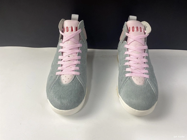 Neutral CT8528-002 - Grey 7 Retro Jordan 0209